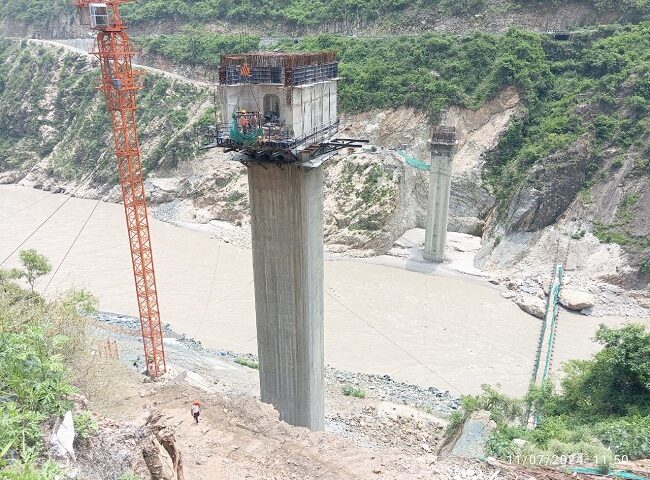 निर्माणाधीन पुल के टावर से गिरा मजदूर, हालत गंभीर