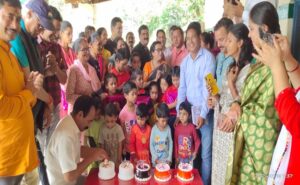 रानीखेत : कांग्रेसियों ने प्रदेश अध्यक्ष करन माहरा का जन्मदिन स्कूली बच्चों के साथ मनाया