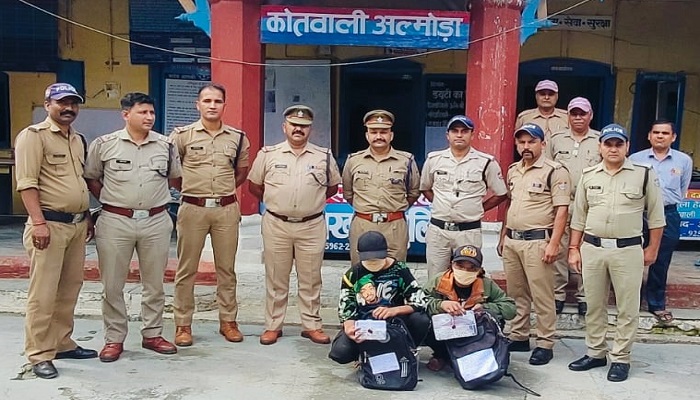 पुलिस यहां—वहां तलाशती रही, चोर गुफा में मिले, दोनों गिरफ्तार