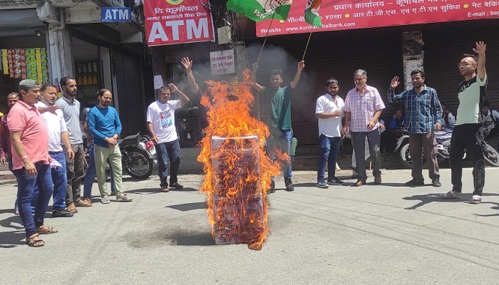 गुस्साए कांग्रेस कार्यकर्ताओं ने फूंका जिले के जनप्रतिनिधियों का पुतला