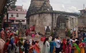 सावन के अंतिम सोमवार को शिव भक्तों से घिरे रहे शिवालय