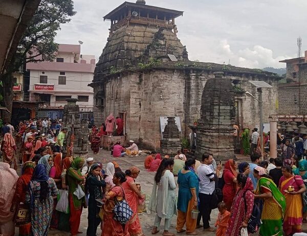 सावन के अंतिम सोमवार को शिव भक्तों से घिरे रहे शिवालय