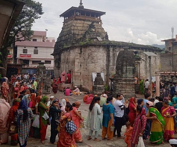 सावन के अंतिम सोमवार को शिव भक्तों से घिरे रहे शिवालय