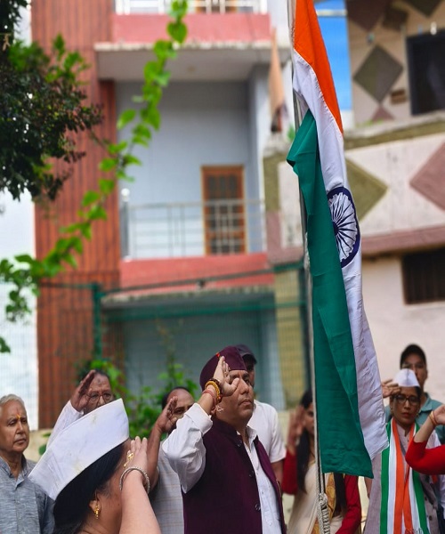 कांग्रेसजनों ने गांधी पार्क में किया झंडारोहण, वीर सेनानियों को किया याद