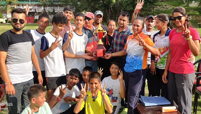 दोनों वर्गों के फाइनल मैचों में शारदा प​ब्लिक स्कूल की टीमों का दबदबा