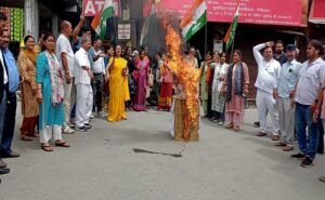 बागेश्वर में गुस्साए कांग्रेसजनों कार्यकर्ताओं ने फूंका प्रदेश सरकार का पुतला