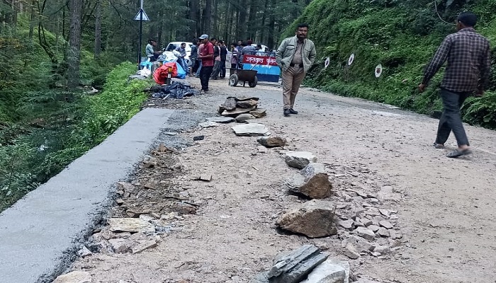 कई दिनों से बंद आरतोला—जागेश्वर सड़क दुरुस्त, श्रद्धालुओं को राहत