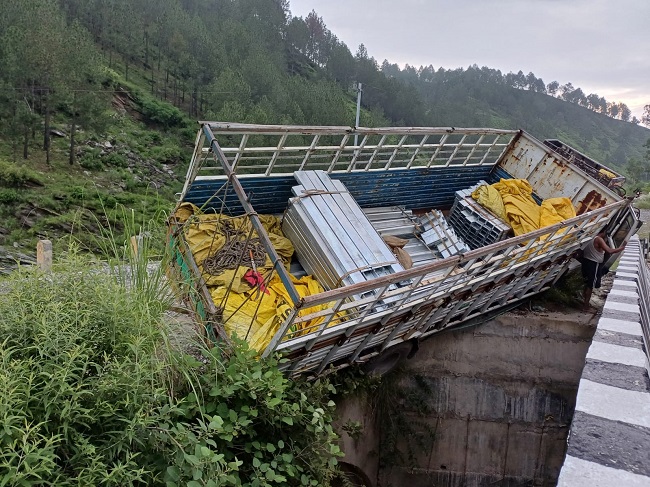 ट्रक क्वारब के पास दुर्घटनाग्रस्त