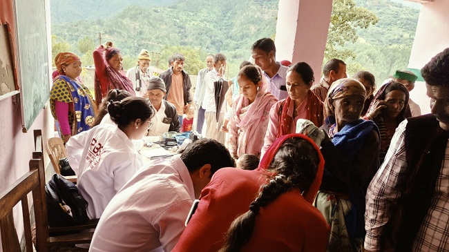 पीएचसी ओखलकांडा में नि:शुल्क स्वास्थ्य परीक्षण, उमड़ी मरीजों की भीड़