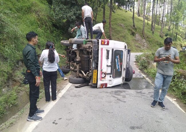 अल्मोड़ा से रानीखेत जा रही मैक्स द्वारसों के पास दुर्घटनाग्रस्त