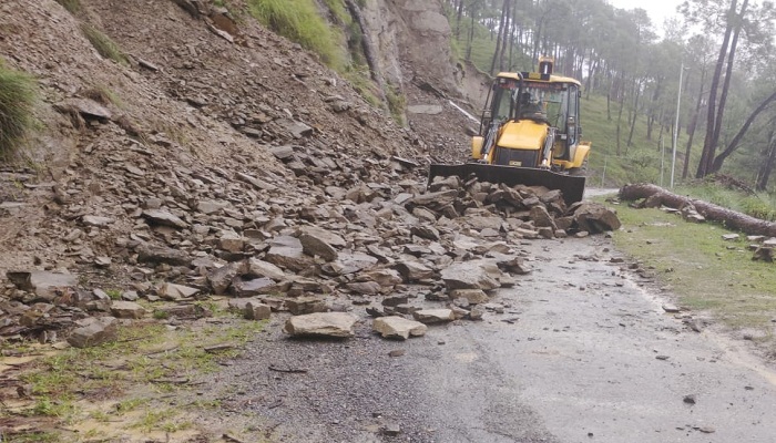 लगातार बारिश से जनजीवन अस्त—व्यस्त, सड़कों में मलबा बना बाधा