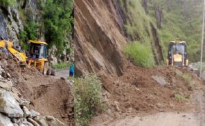 भारी बरसात से बरपा कहर, दर्जनों सड़कों की सूरत बिगाड़ी