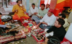 सीएम धामी की लंबी आयु के लिए मंदिर में पूजा व यज्ञ