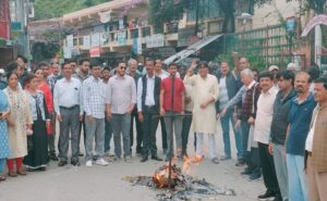 नेता प्रतिपक्ष राहुल गांधी को धमकी देेने से गुस्साई कांग्रेस ने फूंका भाजपा का पुतला