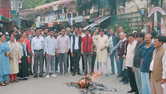 नेता प्रतिपक्ष राहुल गांधी को धमकी देेने से गुस्साई कांग्रेस ने फूंका भाजपा का पुतला