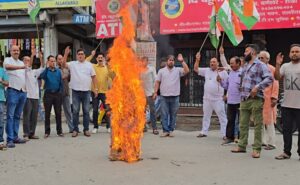 कांग्रेस ने भाजपा सांसद कंगना का पुतला फूंका