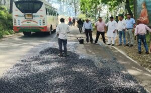 विधायक मनोज तिवारी का धरना—प्रदर्शन लाया रंग, भरने लगे सड़कों के गड्ढे