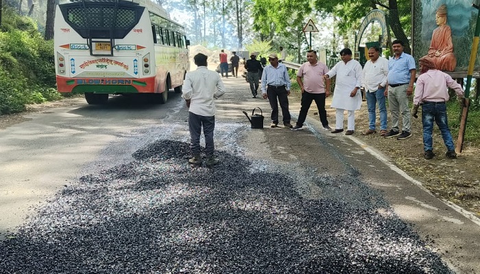 विधायक मनोज तिवारी का धरना—प्रदर्शन लाया रंग, भरने लगे सड़कों के गड्ढे