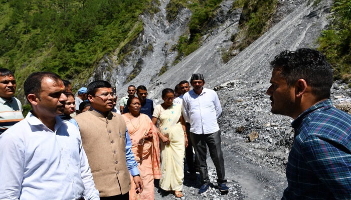 क्षेत्रीय विधायक के साथ आपदाग्रस्त क्षेत्रों में पहुंचे जिलाधिकारी आशीष