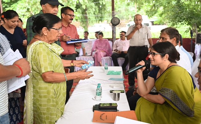 हल्द्वानी : शिविर में जिलाधिकारी के समक्ष पहुंचा खोदी गई सड़कों का मुद्दा