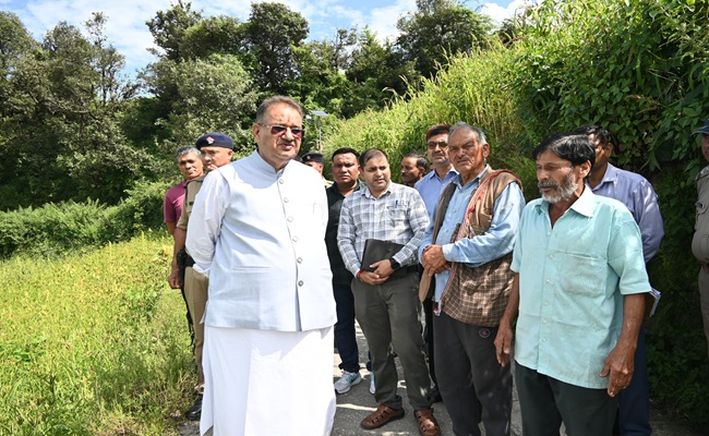 मडुवे की फसल देखने खेतों में पहुंचे कृषि मंत्री गणेश जोशी