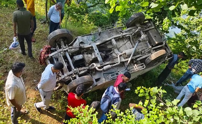 उत्तरकाशी : शिक्षकों को स्कूल छोड़ने जा रहा वाहन दुर्घटनाग्रस्त; कुछ घायल, एक गंभीर