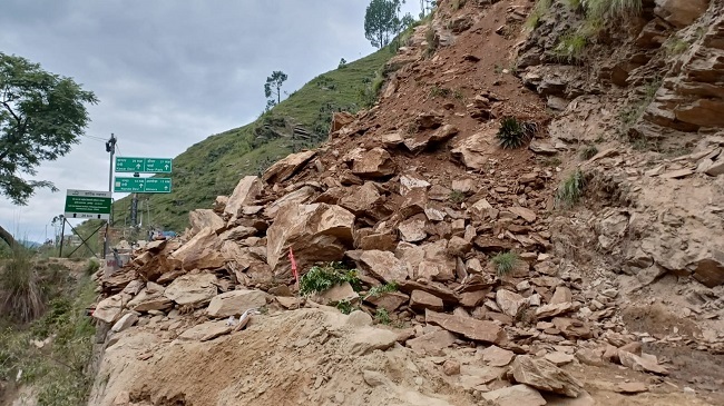 आज बृहस्पतिवार तड़के सुबह एक बार फिर अल्मोड़ा—हल्द्वानी राष्ट्रीय राजमार्ग क्वारब के पास पहाड़ से भारी मलबा आने के चलते बंद हो गया है।