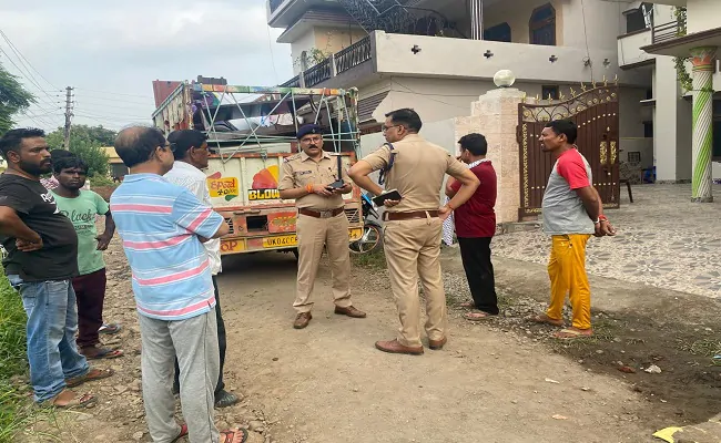 हल्द्वानी ब्रेकिंग : फरार मुकेश बोरा के पैतृक समेत दो घरों की कुर्की