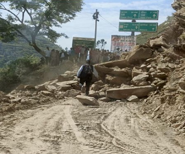 पहाड़ से गिरे पत्थर, बाल—बाल बचा बाइक सवार