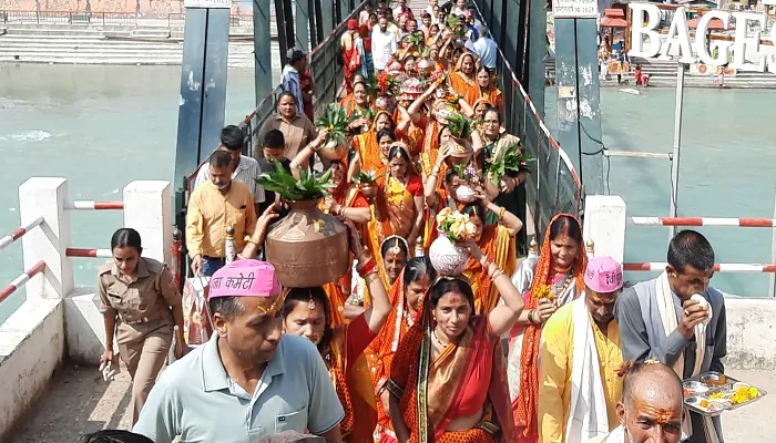 नवरात्र शुरु होते ही भक्तों की भीड़ से घिरे देवी मंदिर