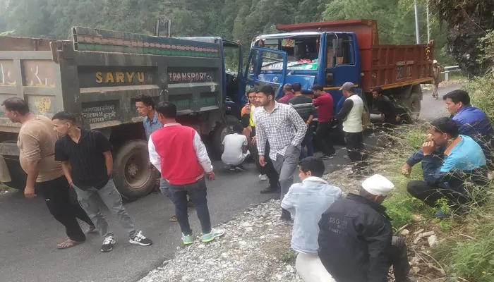 कपकोट थाना क्षेत्र के झोपड़ा में भिड़े दो डंपर