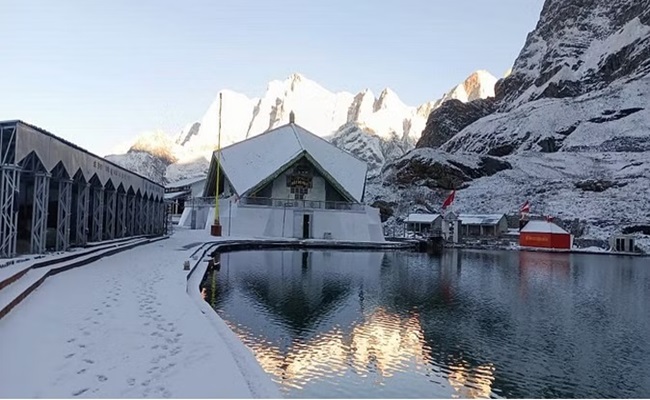 श्री हेमकुंड साहिब में बर्फबारी के बाद दिखा मनमोहक नजारा