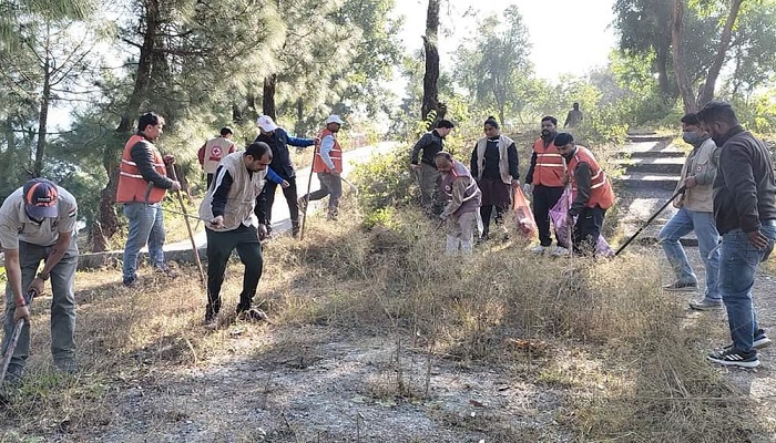 वृद्धाश्रम व बालिका आश्रम के निकट साफ की कुरी झाड़ियां