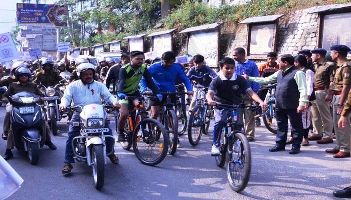 वाहन रैली निकालकर सड़क सुरक्षा की अलख जगाई