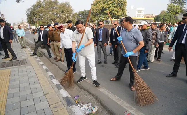 सीएम धामी ने देहरादून की सड़कों पर झाड़ू लगाकर दिया स्वच्छता का संदेश