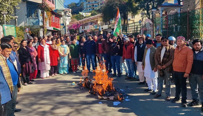 कांग्रेसजनों में भड़की आक्रोश की ज्वाला, केंद्रीय गृहमंत्री का पुतला फूंका