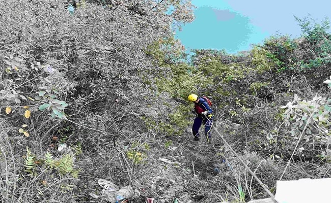 ऋषिकेश-बदरीनाथ हाईवे से ट्रक अलकनंदा नदी में गिरा, ड्राइवर समेत दो लोग लापता