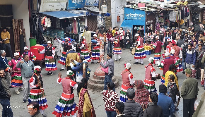 अल्मोड़ा बाजार में छोलिया नर्तकों ने बिखेरी सांस्कृतिक छटा