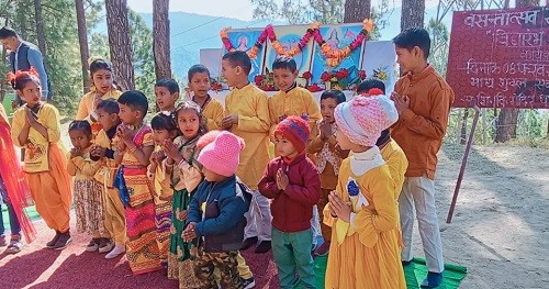 सरस्वती शिशु विद्या मंदिर पनुवानौला नन्हे—मुन्नों ने मनाया बसंतोत्सव