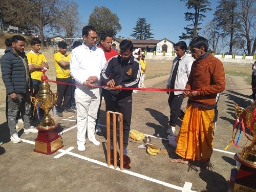 रानीखेत के नरसिंह मैदान में छठे जय श्री राम क्रिकेट टूर्नामेंट का शुभारंभ