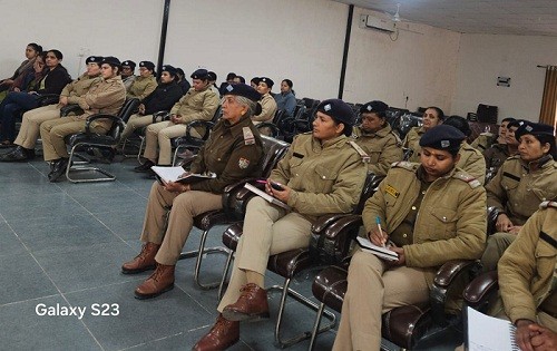 पुलिस विभाग की महिलाओं के साथ गोष्ठी