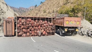 गैस सिलेंडरों से भरा ट्रक दुर्घटनाग्रस्त