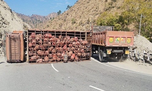 गैस सिलेंडरों से भरा ट्रक दुर्घटनाग्रस्त