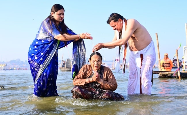 मुख्यमंत्री धामी ने परिवार संग त्रिवेणी संगम में लगाई आस्था की डुबकी