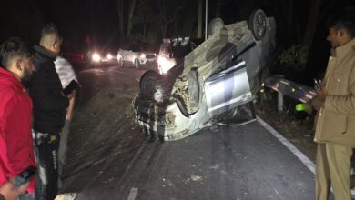 नैनीताल-कालाढूंगी रोड पर पर्यटकों की कार हाईवे पर पलटी, आठ घायल