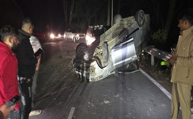 नैनीताल-कालाढूंगी रोड पर पर्यटकों की कार हाईवे पर पलटी, आठ घायल