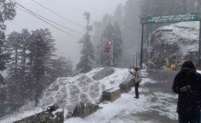 उत्तराखंड : मौसम ने ली करवट; चकराता, औली समेत यमुनोत्री में बर्फबारी