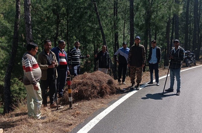 पीरूल हटाने में जुटा वन महकमा, वनाग्नि सुरक्षा को सबसे प्रभावी कदम