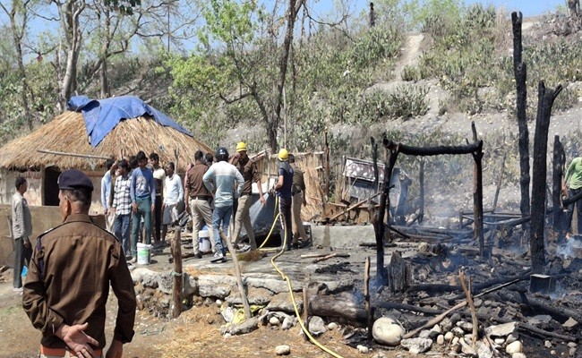 हरिद्वार के बैरागी कैंप में लगी भीषण आग, चार झोपड़ियां जलकर राख