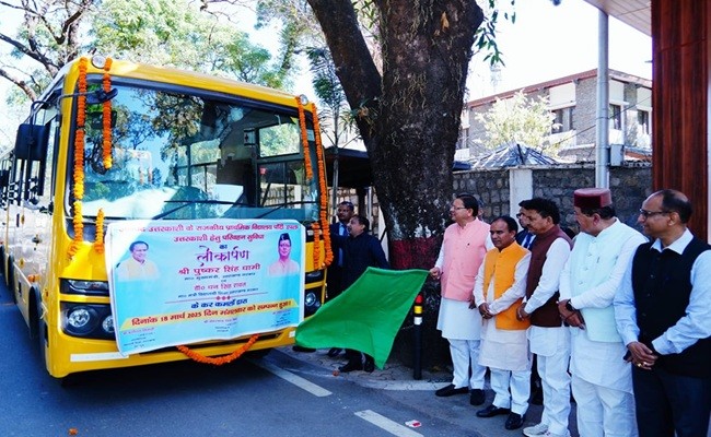 स्कूली बच्चों के लिए बस सुविधा शुरू, मुख्यमंत्री धामी ने दिखाई हरी झंडी